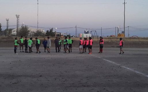 Los chicos del Club COMIPA entrenan en la oscuridad y piden colaboración para iluminar la cancha