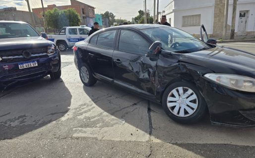 Dos autos protagonizaron un choque en calle Maipú y Saavedra