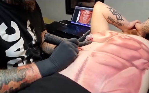 Quería tener un “six pack” perfecto pero como no le gustaba ir al gimnasio, se tatuó los abdominales