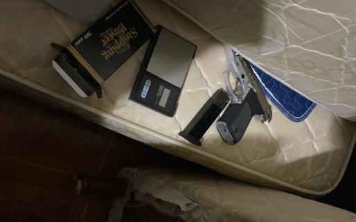 Allanaron a los Nieves y encontraron cocaína, armas y 17 celulares