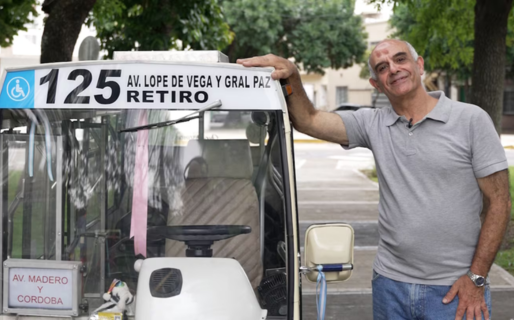 Armó un mini colectivo para su nieta con partes de un Fiat 600: “Me ofrecieron 6000 dólares pero no lo vendo”