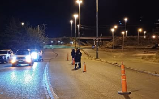 Dos conductores intentaron evadir un control: uno de ellos abandonó su vehículo
