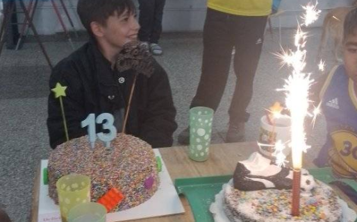 La felicidad en medio del caos: así celebraron un cumpleaños en un centro de evacuados