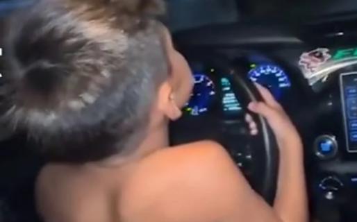 “Pegale una pisadita”: filmó a su hijo de 7 años manejando de noche y subió el video a las redes