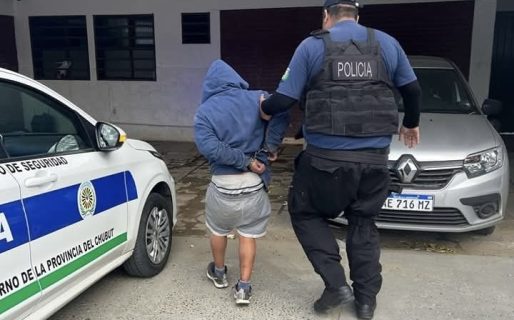 Detienen a un sujeto que robó mercadería de un auto en pleno mediodía