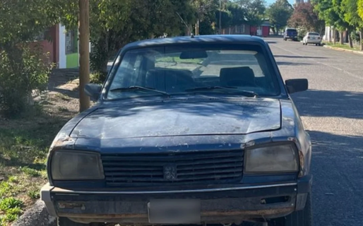 Le robaron el auto hace 20 años, lo recuperó, pero lo demoraron porque el pedido de secuestro seguía vigente