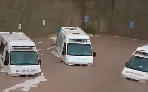 Tormenta en Bahía Blanca: la ciudad quedó bajo el agua por la lluvia y confirmaron la muerte de seis personas