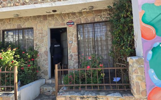 Usurparon una vivienda frente al Hospital y la policía busca desalojarlos