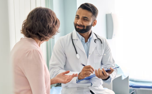 Un médico le pidió que se saque la remera, ella le aclaró que no tenía corpiño y la historia explotó en redes