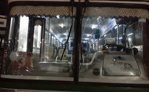 Apedrearon a un colectivo a unas cuadras de la Terminal