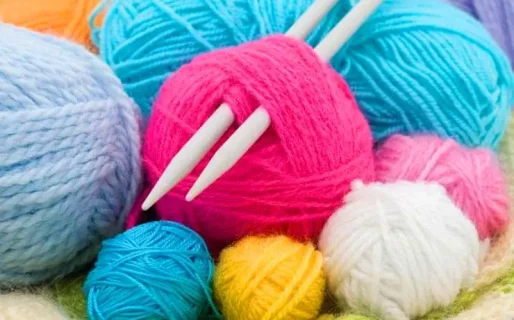 El Hospital de Día Oncológico realiza una colecta de lanas y agujas de tejer