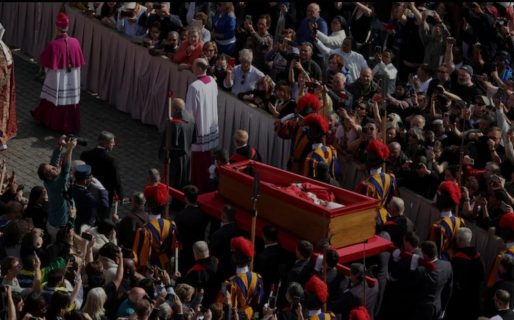 Miles de fieles comenzaron a darle el último adiós al papa Francisco