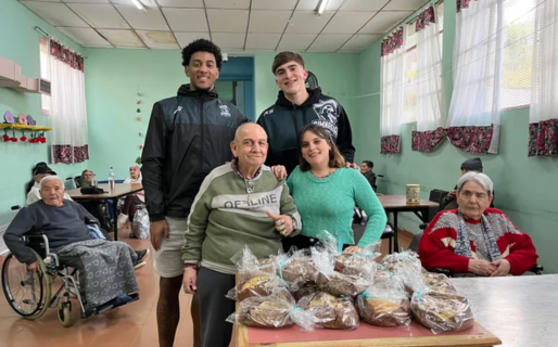 Gimnasia realizó una donación de roscas de pascua