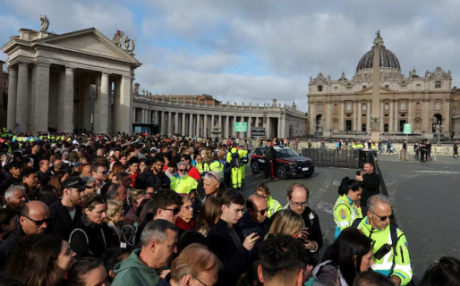 Más de 128.000 personas han rendido homenaje al papa Francisco en la basílica de San Pedro antes de su funeral