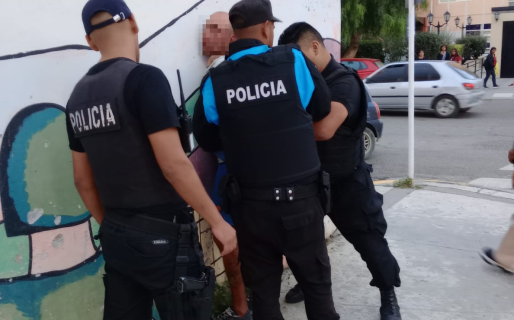 Un hombre agredió a una vendedora ambulante que le peleó y lo retuvo hasta que llegó la Policía