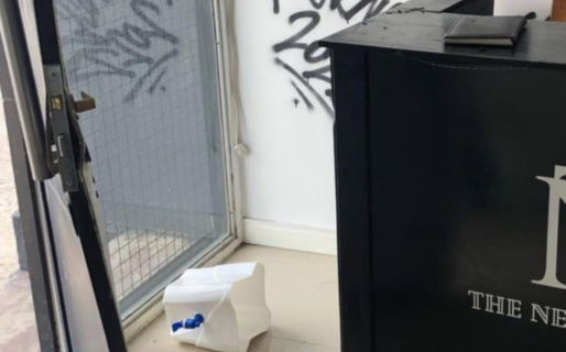 Rompieron una puerta y entraron a robar a una barbería