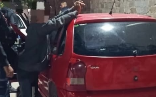 Insólito: intentaba robarse un auto empujándolo