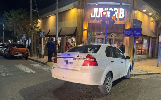 Se habría descompensado mientras manejaba y casi se mete dentro un restaurante
