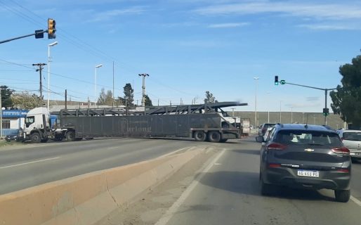 Se cortó el tránsito en la Ruta 3 por mala maniobra de un camionero