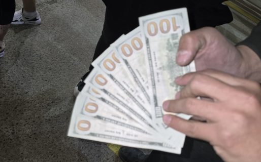 Intentó vender dólares falsos y fue descubierto en pleno operativo policial en Comodoro Rivadavia