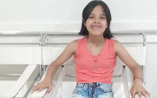 Una niña tiene nueve tumores abdominales: debe operarse y la familia sortea su auto para pagar el tratamiento