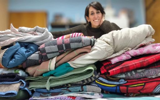 Alejandra realizó la primera entrega de mantas al Merendero “Los Peques” y continúa con su campaña solidaria