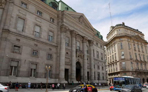 En los bancos esperan por la letra chica de las medidas sobre los dólares “del colchón”