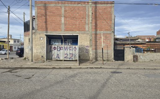 Intentaron robarle el celular y le apuntaron con un arma: «Me pasó a plena luz del día esperando el colectivo»