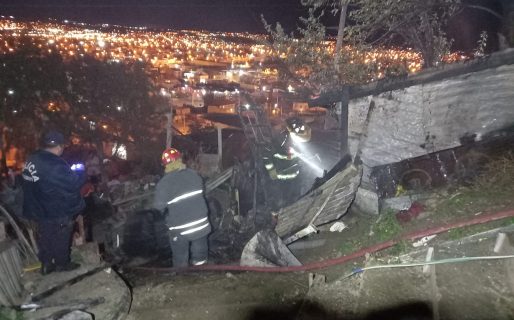 Se incendió una vivienda precaria en la ladera del cerro