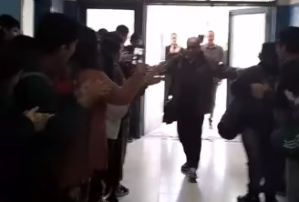 La increíble muestra de afecto de un colegio entero a un docente comodorense que se jubila