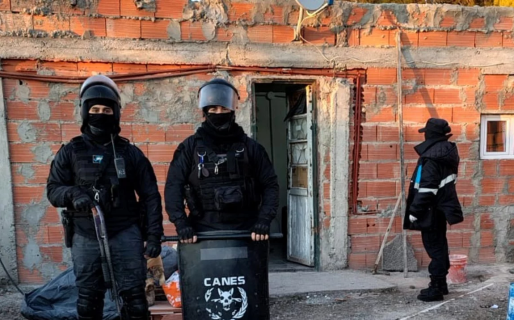 Allanaron a dos hermanos que se dedicaban a usurpar viviendas a punta de pistola