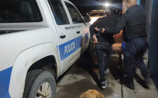 Intentó forcejar la puerta de un auto, el dueño lo persiguió y lo detuvo