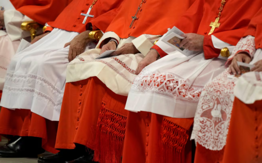 Cuál es el “kit de supervivencia” que los cardenales podrán llevar al cónclave en la Capilla Sixtina