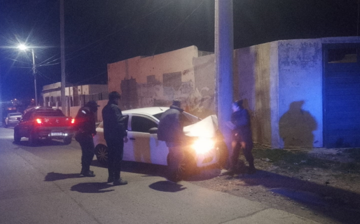 Iba borracho, chocó contra un poste y su acompañante sufrió lesiones leves