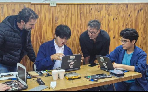 Estudiantes de Comodoro ponen a punto netbooks de escuelas primarias a través de sus prácticas profesionalizantes