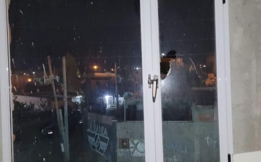 Le rompieron la ventana de su casa y la amenazaron de muerte