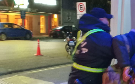 Borracho, orinó cerca de la entrada de la Policía Científica, no quiso identificarse y fue detenido