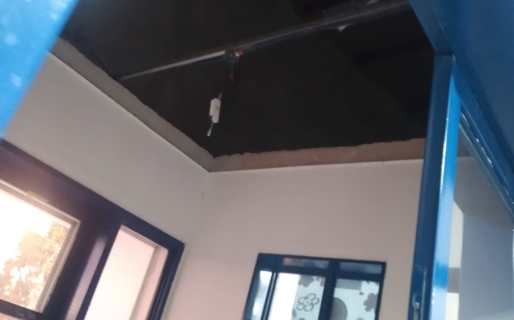 Padres de la Escuela 203 denuncian colapso del cielo raso: «Nuestros hijos no pueden estudiar así»