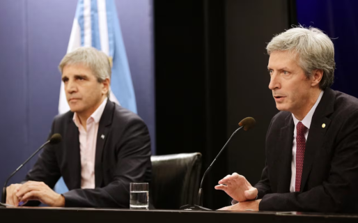 Con la suba del oficial, los analistas creen que el dólar empezará a alejarse del piso de las bandas