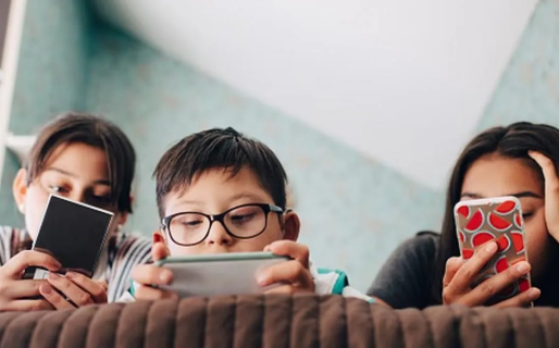 Salud Mental: «Hay que evitar los extremos, no usar el celular como un ‘chupete electrónico’ durante horas»