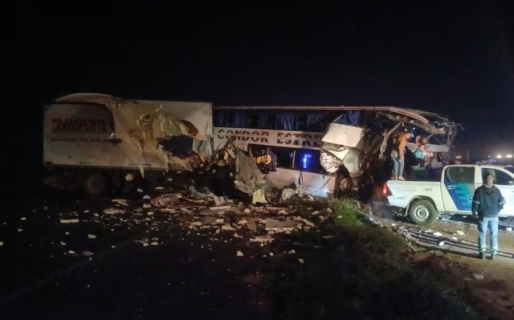 Brutal choque entre un camión y un micro en la Ruta 3: hay cuatro muertos y varios heridos