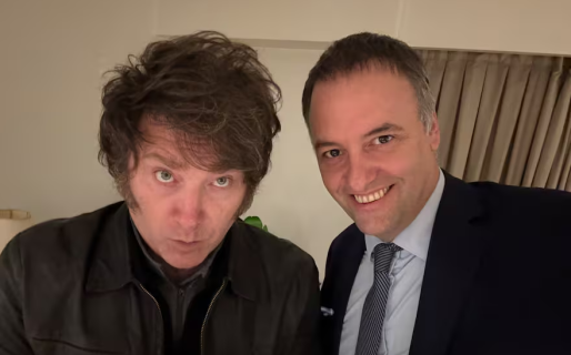 Milei llegó de España y definirá el futuro de Adorni como jefe de Gabinete