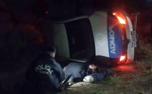 Un conductor borracho hizo volcar a un patrullero