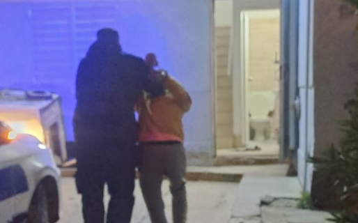 Vecinos retuvieron a un ladrón que intentó robar en un auto en Isidro Quiroga