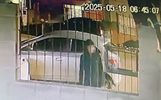 En cuestión de segundos se llevaron una bicicleta del interior de un patio