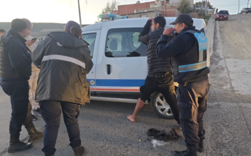 Intentó ingresar a un auto, fue retenido por un testigo y la policía le incautó drogas