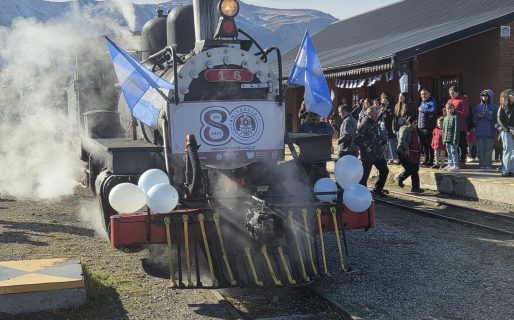Con un colorido acto y una salida llena de pasajeros “La Trochita” celebró el 80° aniversario de su llegada a Esquel