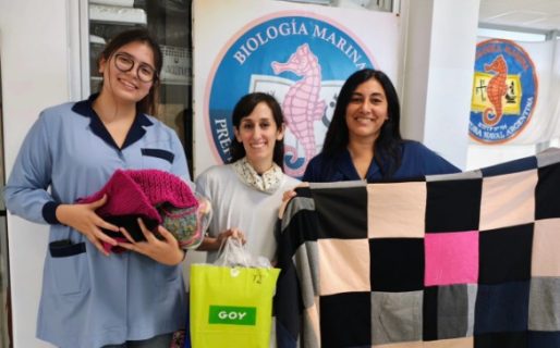 Estudiantes del Biología Marina se sumaron a una iniciativa solidaria recolectando cuadraditos y mantas