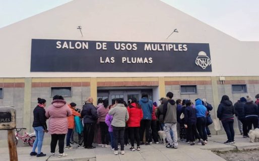 CAI Solidaria entregó donaciones en Las Plumas en el marco de la Campaña del Abrigo