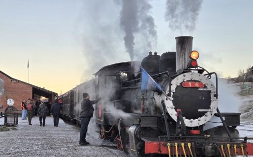 Con las primeras pinceladas de nieve del invierno, “La Trochita” realizó una nueva salida en Esquel
